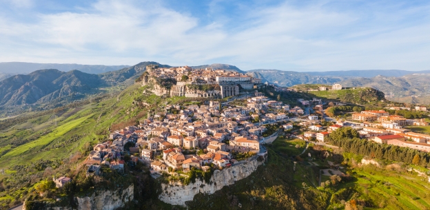 Erleben Sie den Zauber Süditaliens bei zahlreichen Natur- und Kulturhighlights sowie einem optional buchbaren Ausflug nach Gerace.