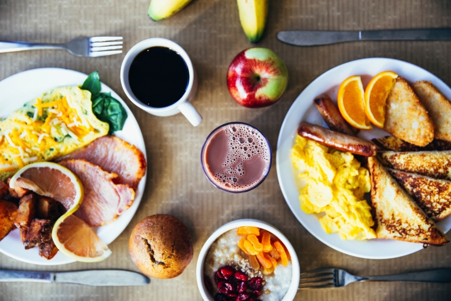 Genießen Sie ein reichhaltiges Frühstück im Hotel!