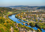 Beeindruckender Blick auf Trier und die sanft geschwungene Mosel inmitten malerischer Landschaft