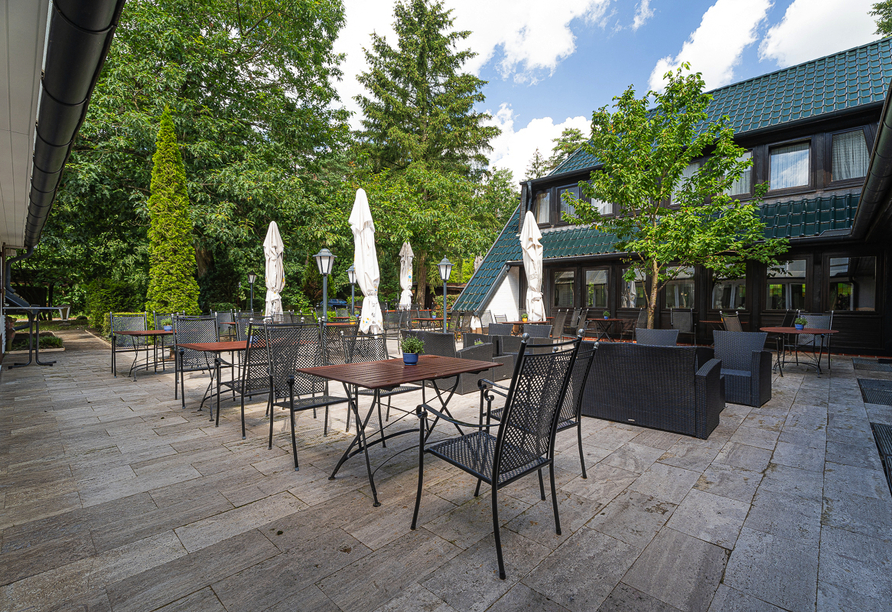 Nehmen Sie bei schönem Wetter auf der hübschen Terrasse des Hotels Platz.