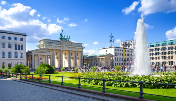 Besuchen Sie das Brandenburger Tor.