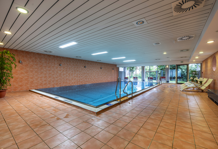 Im Wellnessbereich mit Hallenbad und Sauna können Sie den Alltag hinter sich lassen.