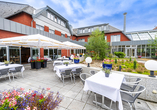 Die Terrasse lädt besonders bei schönem Wetter zum Verweilen ein.