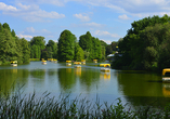 Wie wäre es mit einer Tour mit einem der gelben Ausflugsboote, den Gondolettas, im Luisenpark?