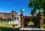 Grüne Idylle mitten in der Innenstadt: der Friedrichsplatz in Mannheim im neubarocken Stil