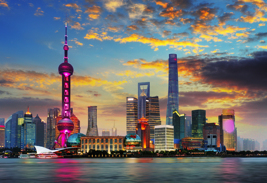 Genießen Sie den Spaziergang entlang der Uferpromenade 