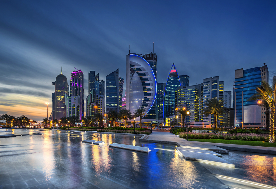 Doha beeindruckt mit modernen Wolkenkratzern und beleuchteter Uferpromenade.