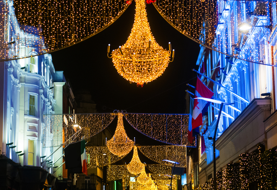 Freuen Sie sich auf festlich geschmückte Straßen wie die Grafton Street in Dublin.