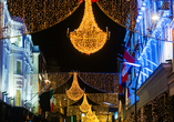 Freuen Sie sich auf festlich geschmückte Straßen wie die Grafton Street in Dublin.