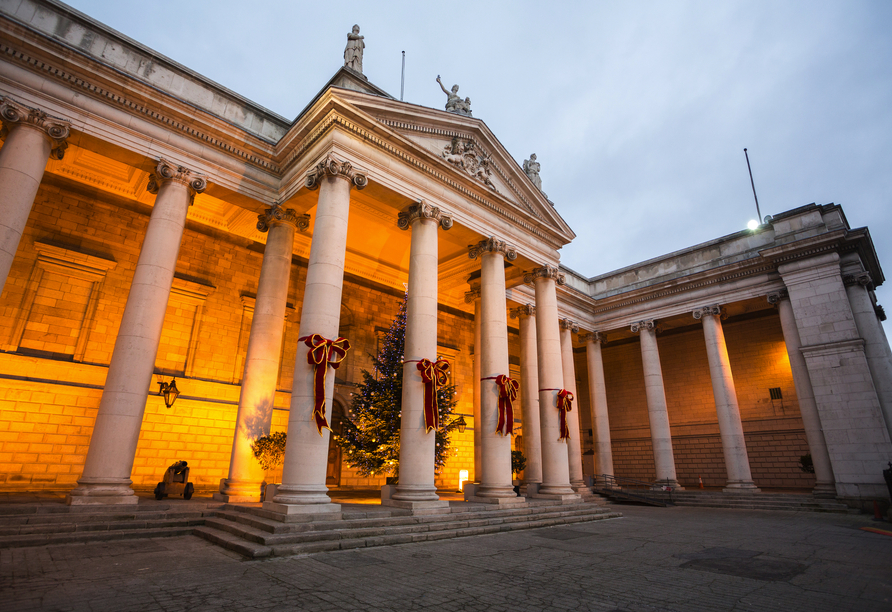 Weihnachtlich dekoriert sind auch Gebäude wie das Trinity College im Zentrum von Dublin.