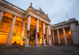 Weihnachtlich dekoriert sind auch Gebäude wie das Trinity College im Zentrum von Dublin.