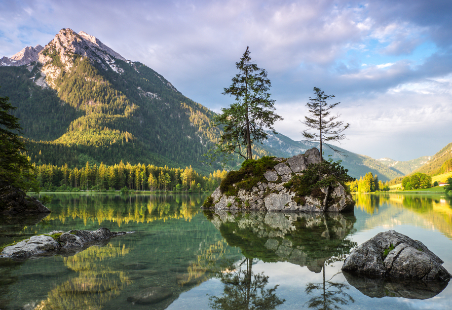 Der Hintersee bei Ramsau liegt ebenfalls im Berchtesgadener Land und könnte einem Gemälde entsprungen sein.