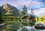 Der Hintersee bei Ramsau liegt ebenfalls im Berchtesgadener Land und könnte einem Gemälde entsprungen sein.