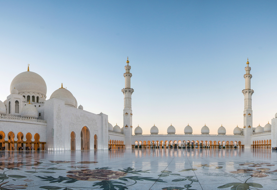 Die Scheich-Zayid-Moschee in Abu Dhabi ist die größte Moschee in den Vereinigten Arabischen Emiraten.