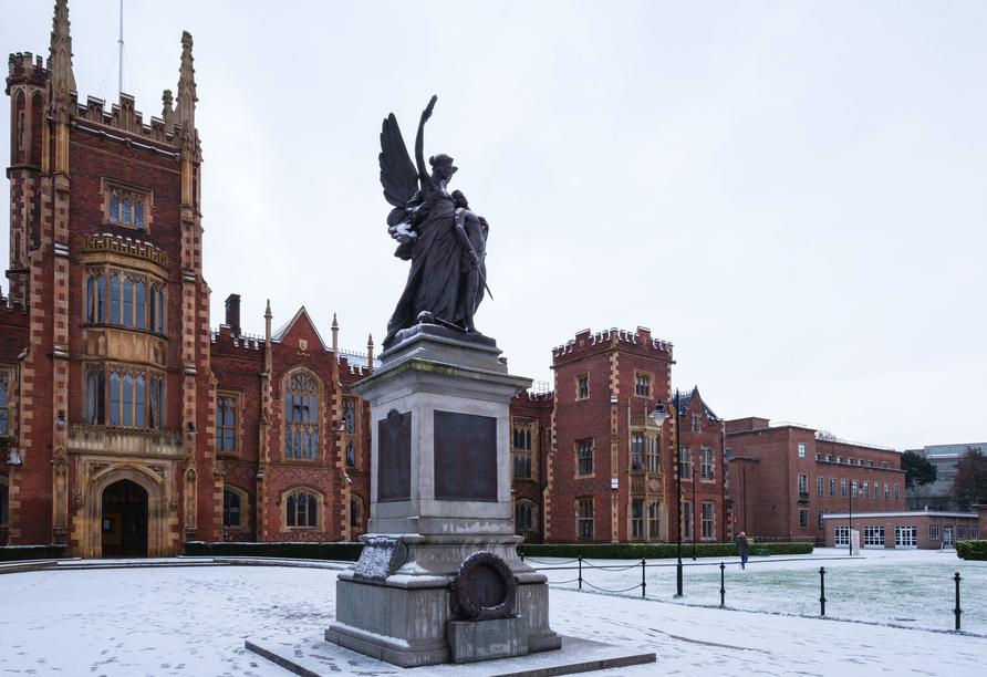 Die Queen's University Belfast, eine angesehene Universität, in winterlicher Kulisse