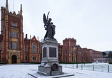 Die Queen's University Belfast, eine angesehene Universität, in winterlicher Kulisse