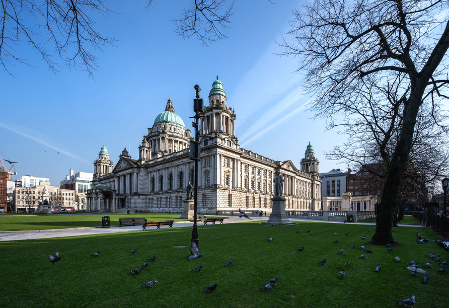 Das imposante Rathaus von Belfast ist ein echtes architektonisches Highlight.