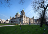 Das imposante Rathaus von Belfast ist ein echtes architektonisches Highlight.