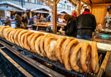 Probieren Sie in Ungarn unbedingt die berühmten Lángos – ein beliebtes ungarisches Streetfood.