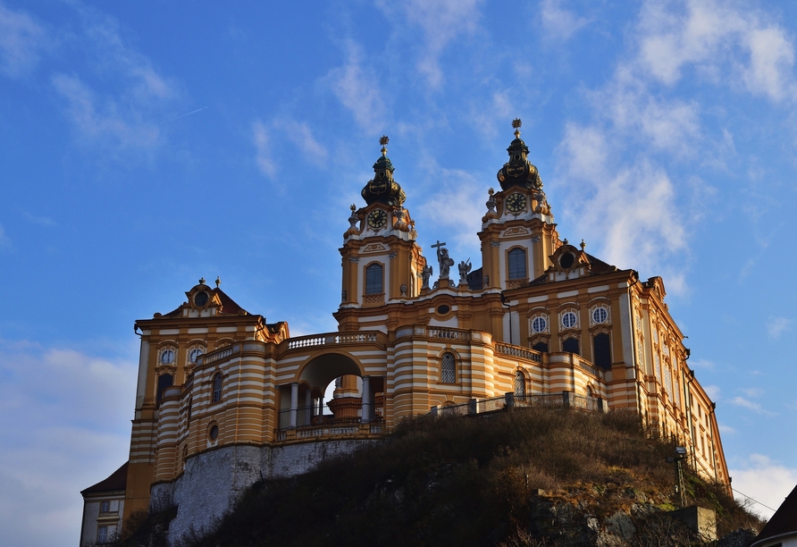 Das Stift Melk thront hoch über der Stadt.