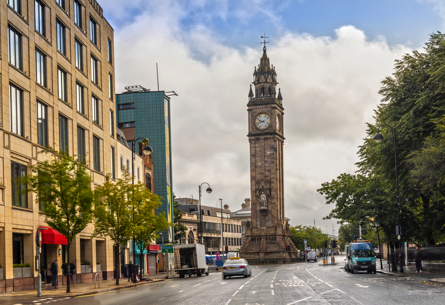 Ein historischer Uhrturm in der Innenstadt von Belfast: der Albert Memorial Clock Tower