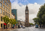 Ein historischer Uhrturm in der Innenstadt von Belfast: der Albert Memorial Clock Tower