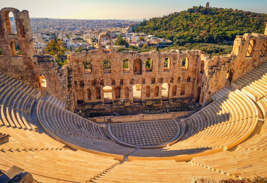Blick auf das Dionysostheater auf der Akropolis und Athen im Hintergrund