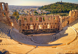 Blick auf das Dionysostheater auf der Akropolis und Athen im Hintergrund
