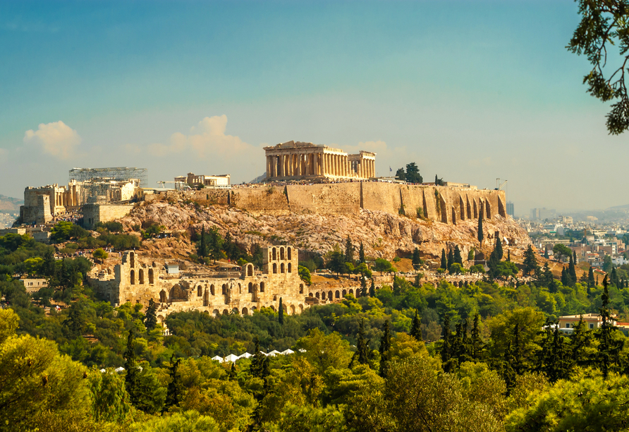 Die griechische Hauptstadt Athen strotzt nur so vor antiken Denkmälern und Sehenswürdigkeiten, allen voran die Akropolis.
