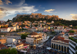 Stadtansicht von Athen mit der Akropolis im Hintergrund bei Sonnenuntergang.