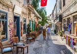 Die Altstadt von İzmir zeigt gepflasterte Gassen mit Geschäften, Cafés und historischer Architektur.