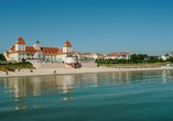 Die Küstenstadt Binz beeindruckt mit ihrer klassischen Bäderarchitektur und einem herrlichen Blick auf das Wasser.