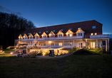 Ihr Hotel Königslinie in Sassnitz erstrahlt am Abend in warmem Licht.