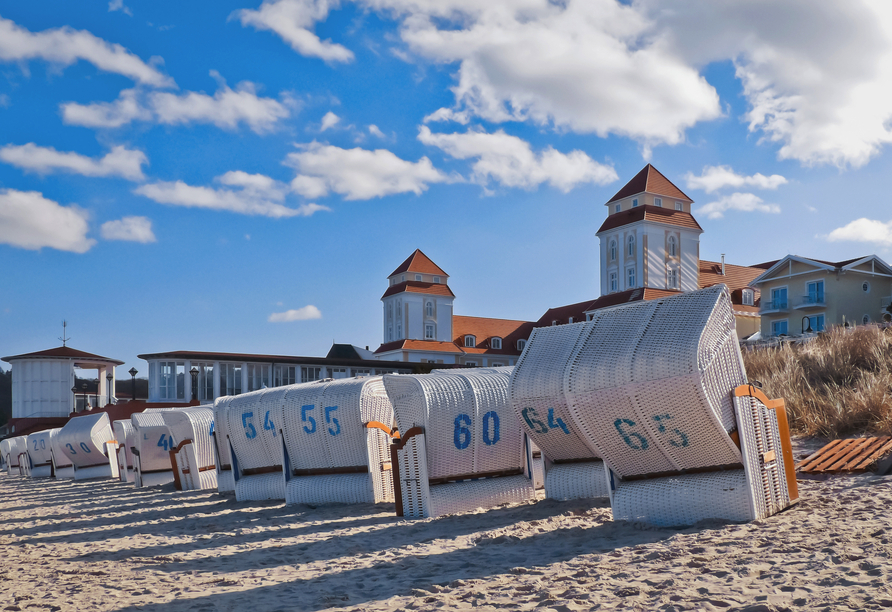 Die historischen Gebäude an der Strandpromenade von Binz verleihen dem Ostseebad einen besonderen Charme.