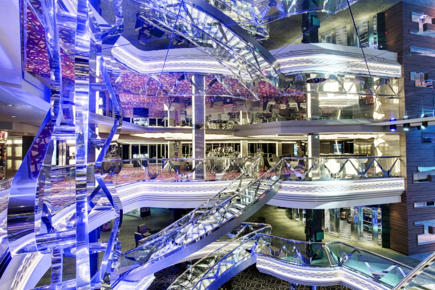 Das beeindruckende Atrium – der glanzvolle Mittelpunkt an Bord.