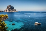 Das Meer rund um Ibiza fasziniert mit seiner kristallklaren und tiefblauen Schönheit.