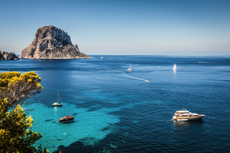 Das Meer rund um Ibiza fasziniert mit seiner kristallklaren und tiefblauen Schönheit.