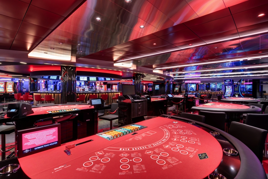 Versuchen Sie Ihr Glück im stilvollen Casino an Bord.
