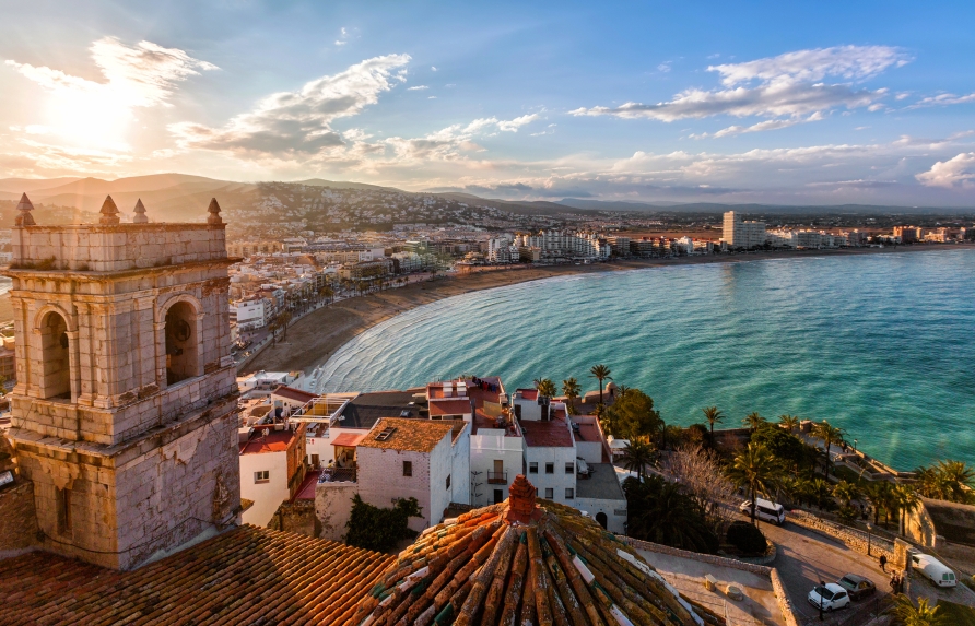 Die Burg von Peñíscola in Valencia begeistert mit ihrer historischen Kulisse und dem Blick aufs Meer.