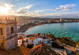 Die Burg von Peñíscola in Valencia begeistert mit ihrer historischen Kulisse und dem Blick aufs Meer.