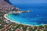 Kristallklares Wasser und eine traumhafte Kulisse machen den Strand von Mondello auf Sizilien einzigartig.