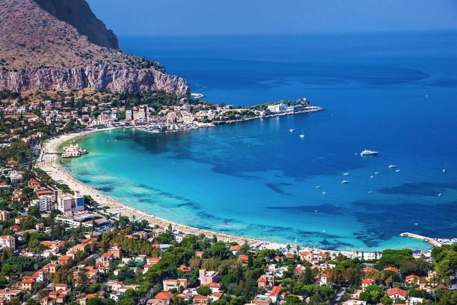 Kristallklares Wasser und eine traumhafte Kulisse machen den Strand von Mondello auf Sizilien einzigartig.