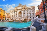 Der Trevi-Brunnen in Rom fasziniert mit seiner prachtvollen Gestaltung.