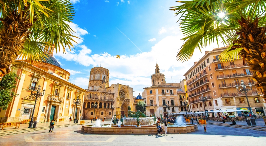 Auf der Plaza in Valencia erleben Sie spanisches Flair und lebendige Geschichte.
