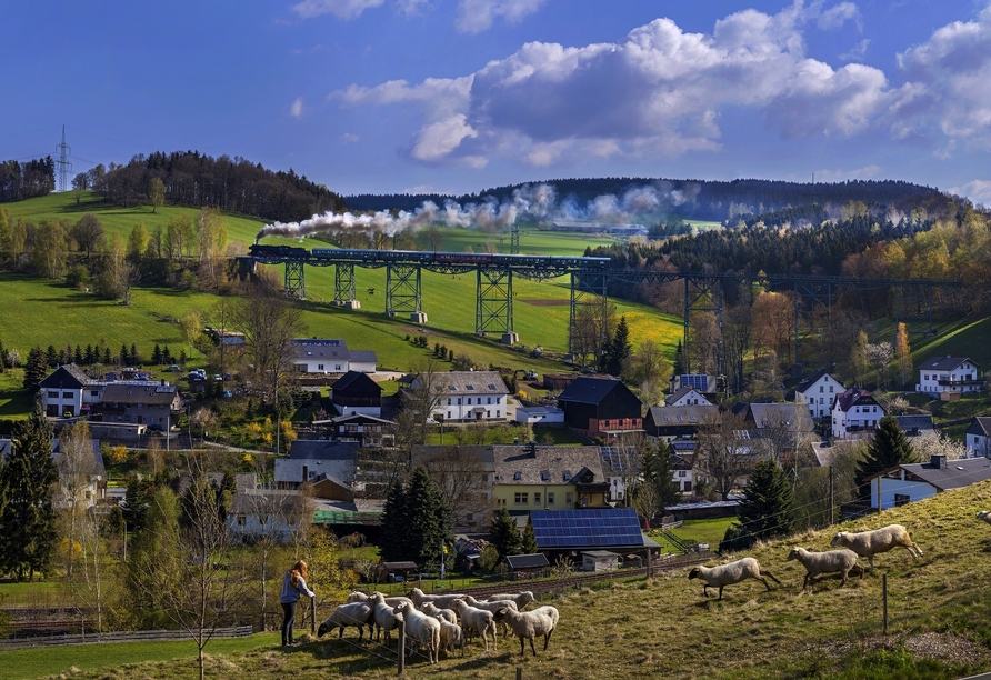 Die markante Eisenbahnbrücke „Markersbacher Viadukt“ im Nachbarort Annaberg-Buchholz.