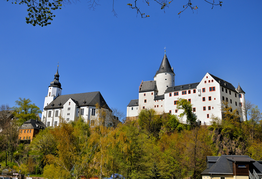 Schloss Schwarzenberg und die St.-Georgen-Kirche thronen hoch oben über die Stadt.