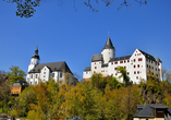 Schloss Schwarzenberg und die St.-Georgen-Kirche thronen hoch oben über die Stadt.