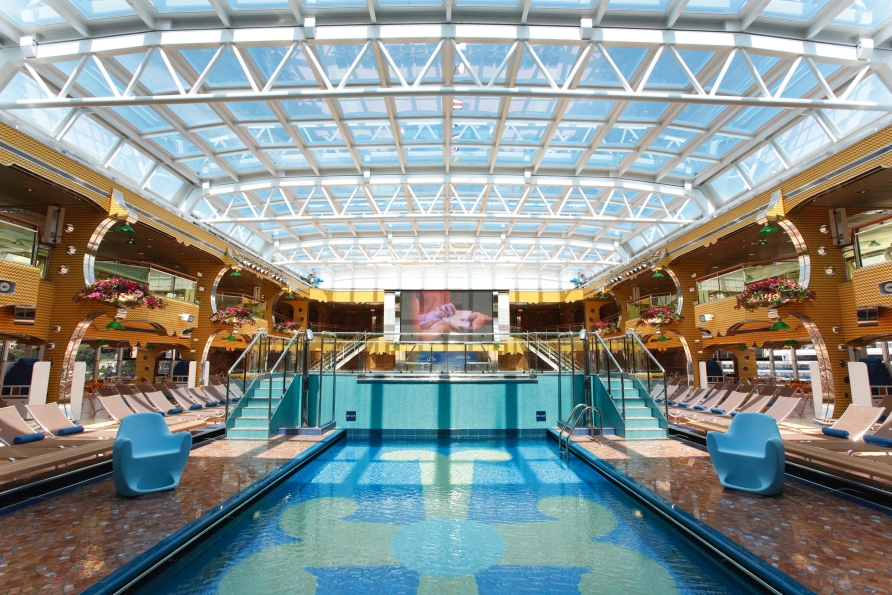 Drehen Sie eine Runde im Pool an Bord der Costa Pacifica.