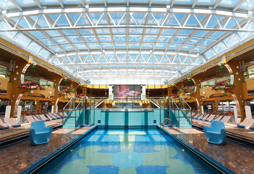 Drehen Sie eine Runde im Pool an Bord der Costa Pacifica.