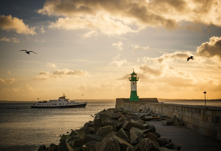 Die Sonnenauf- und -untergänge tauchen die Szenerie um den Leuchtturm in Sassnitz in ein magisches Licht.